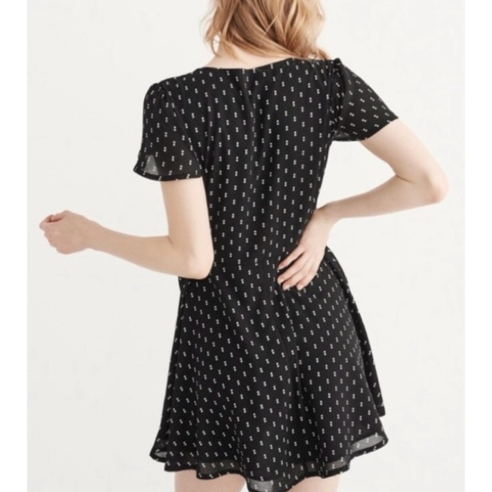 ABERCROMBIE & FITCH • Black/White Polka Dot Print Faux Wrap V-Neck Mini Dress SP - Picture 2 of 16